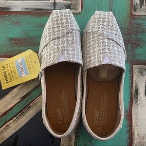 TOMS Youth Classic Silver Lace Glimmer 4 (E36) NWT